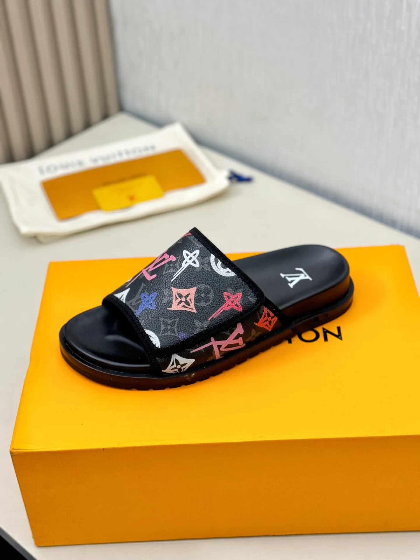[L Home] P: 340💰Size: 38-45 Top purchasing agent lv men's summer slippers, classic presbyopia with Velcro, soft real leather lining, unique color splicing effect, distinctive personality, fashionable and trendy essential style, light and comfortable. Lightweight and tough rubber insole, micro ridged foam outsole, super comfortable!